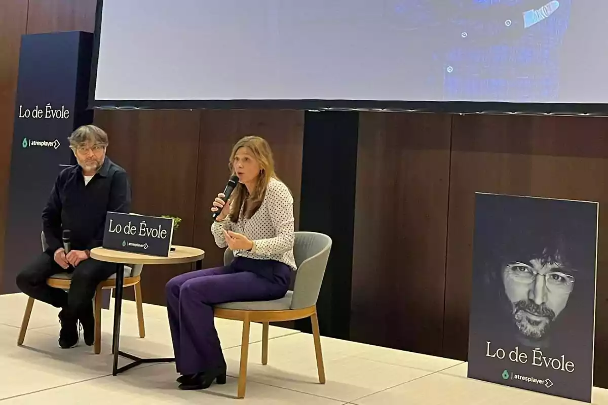 Jordi Évole i Carmen Ferreiro assegudes en un escenari durant un esdeveniment de Jordi Évole i Carmen Ferreiro assegudes en un escenari durant un esdeveniment de