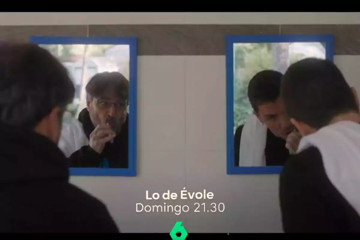 Jordi Évole i Dani Martín es raspallen les dents davant de miralls en un bany, amb el text Jordi Évole i Dani Martín es raspallen les dents davant de miralls en un bany, amb el text