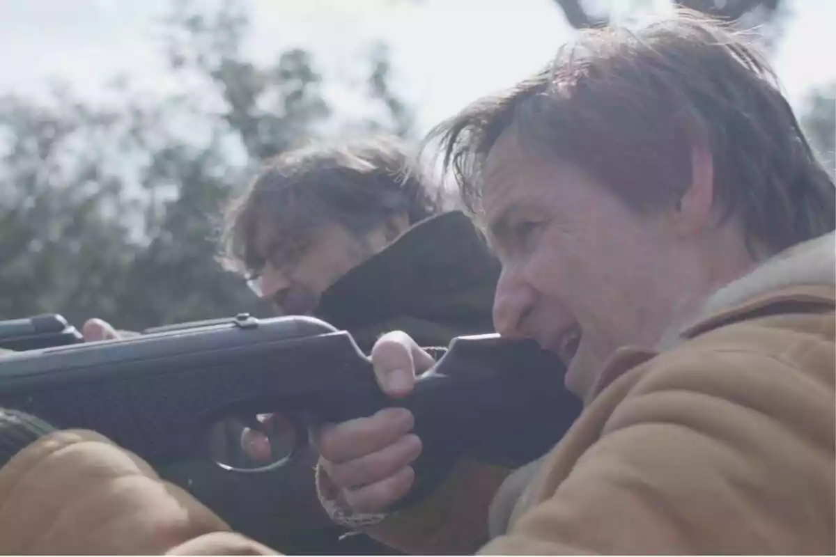 Fotografía de Jordi Évole con Albert Pla con una escopeta en Lo de Évole de laSexta Fotografía de Jordi Évole con Albert Pla con una escopeta en Lo de Évole de laSexta