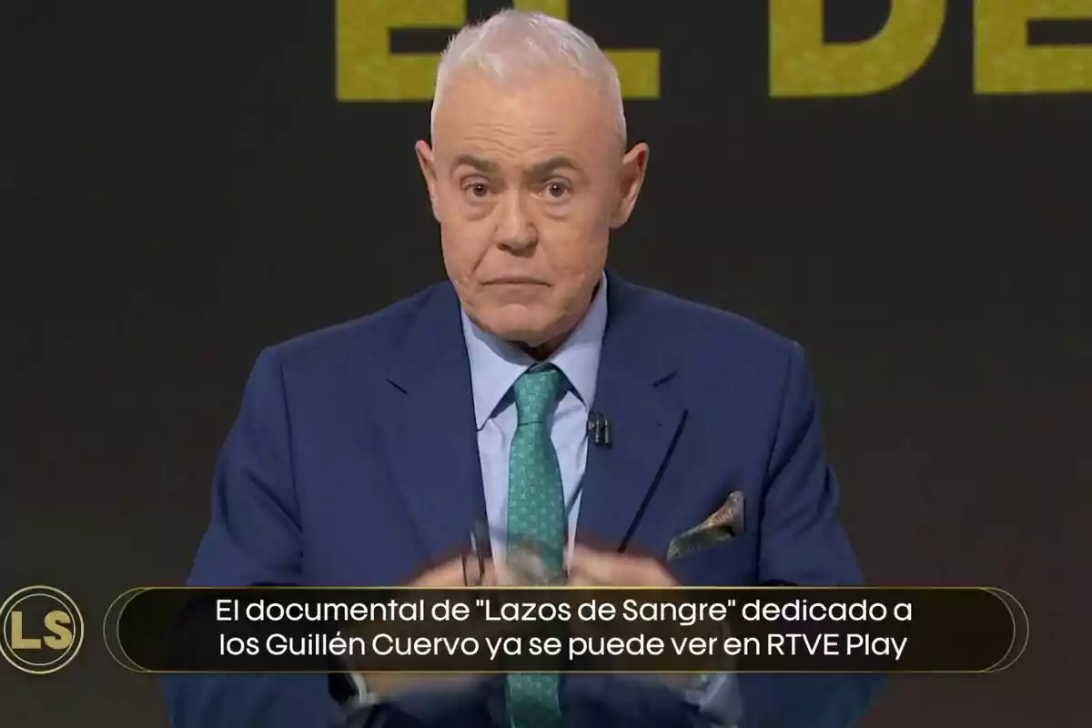 Jordi González amb vestit blau apareix a Lazos de Sangre amb un missatge a la part inferior que diu: Jordi González amb vestit blau apareix a Lazos de Sangre amb un missatge a la part inferior que diu: