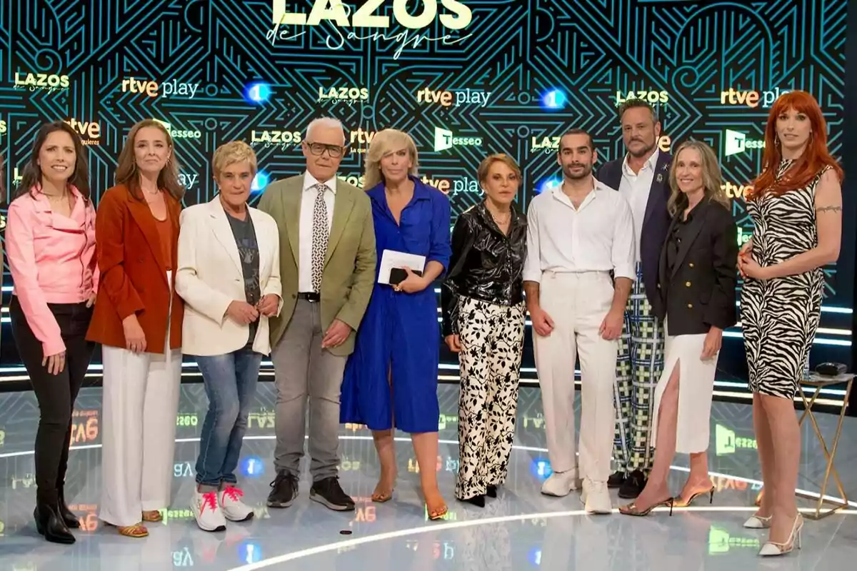 Posado de la rueda de prensa de Lazos de Sangre con Jordi González, María Izaguirre, Chelo García Cortés, Valeria Vegas o Nacho Montes Posado de la rueda de prensa de Lazos de Sangre con Jordi González, María Izaguirre, Chelo García Cortés, Valeria Vegas o Nacho Montes