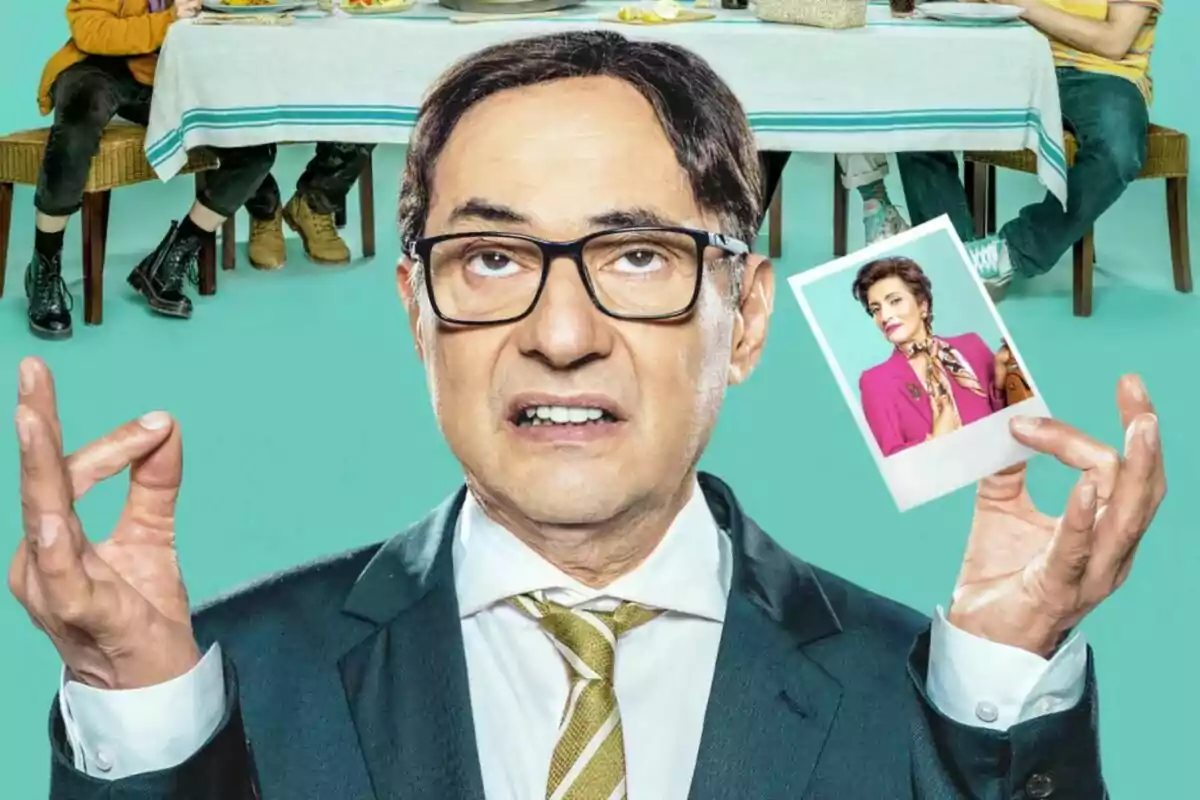 Cartel de Señor, dame paciencia con Jordi Sánchez con expresión confundida sostiene una foto de Silvia Abril mientras está frente a una mesa con personas sentadas.