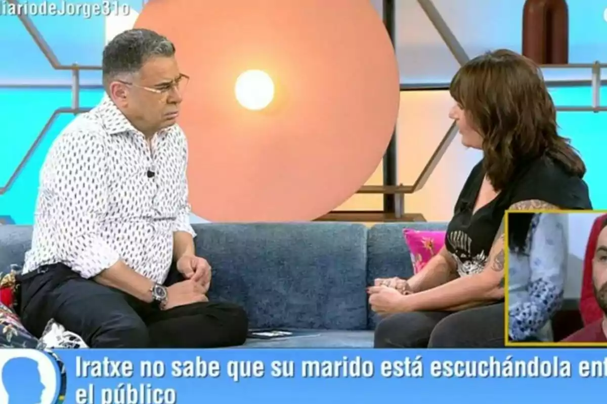 Jorge Javier Vázquez con una invitada conversa en El Diario de Jorge con un texto en pantalla que dice Jorge Javier Vázquez con una invitada conversa en El Diario de Jorge con un texto en pantalla que dice