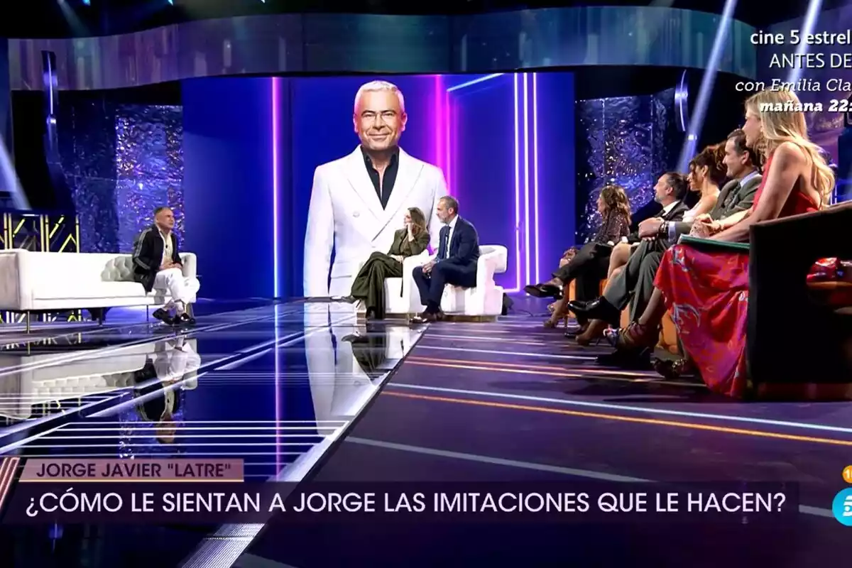 Captura de Jorge Javier Vázquez en el plató de De Viernes con Santi Acosta y Beatriz Archidona Captura de Jorge Javier Vázquez en el plató de De Viernes con Santi Acosta y Beatriz Archidona