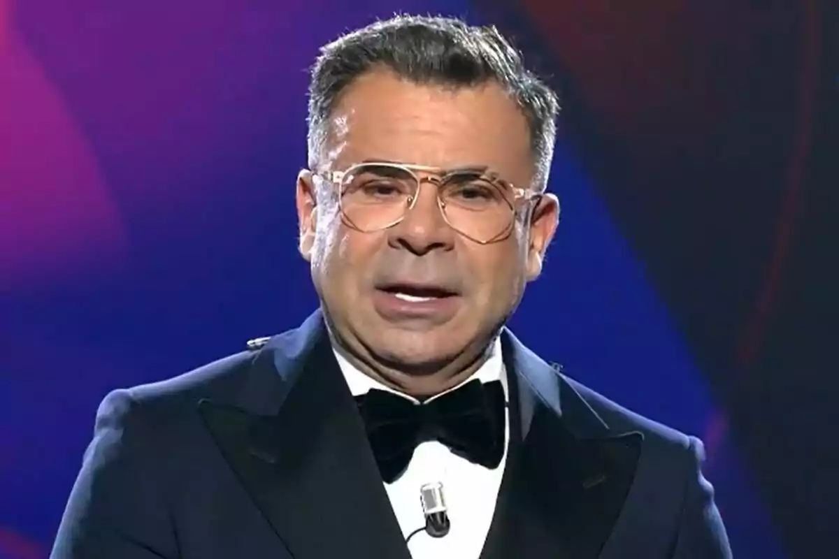 Jorge Javier Vázquez amb ulleres i esmòquing parla a la final de Gran Hermano. Jorge Javier Vázquez amb ulleres i esmòquing parla a la final de Gran Hermano.