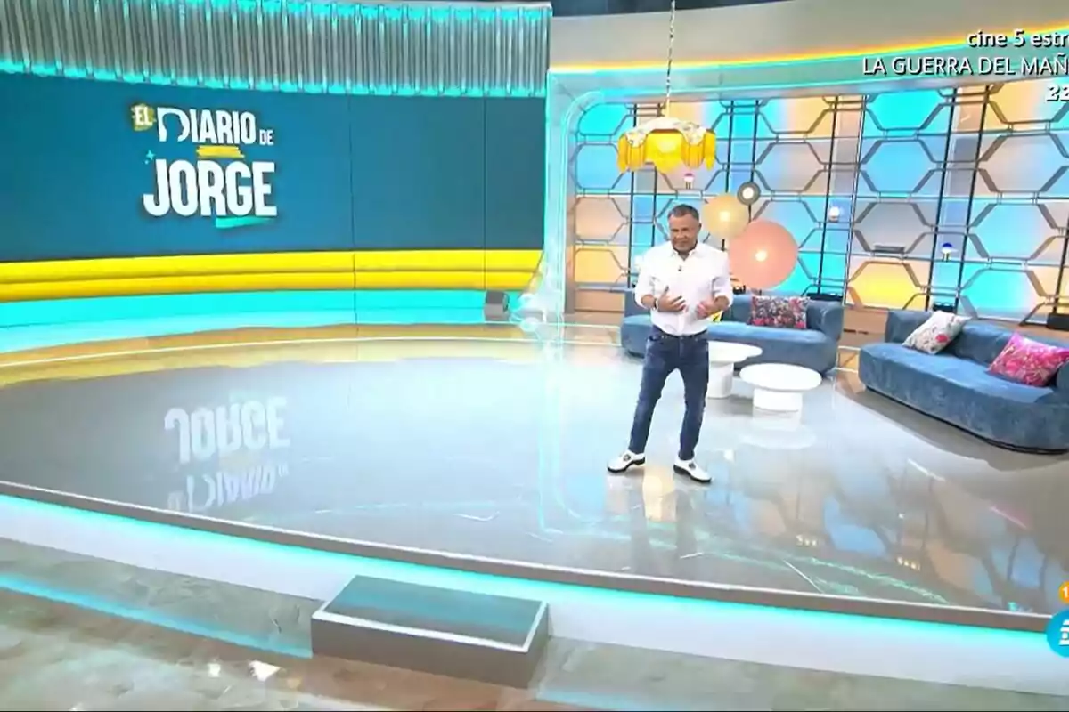 Captura de Jorge Javier Vázquez de pie en un set de televisión con el título Captura de Jorge Javier Vázquez de pie en un set de televisión con el título
