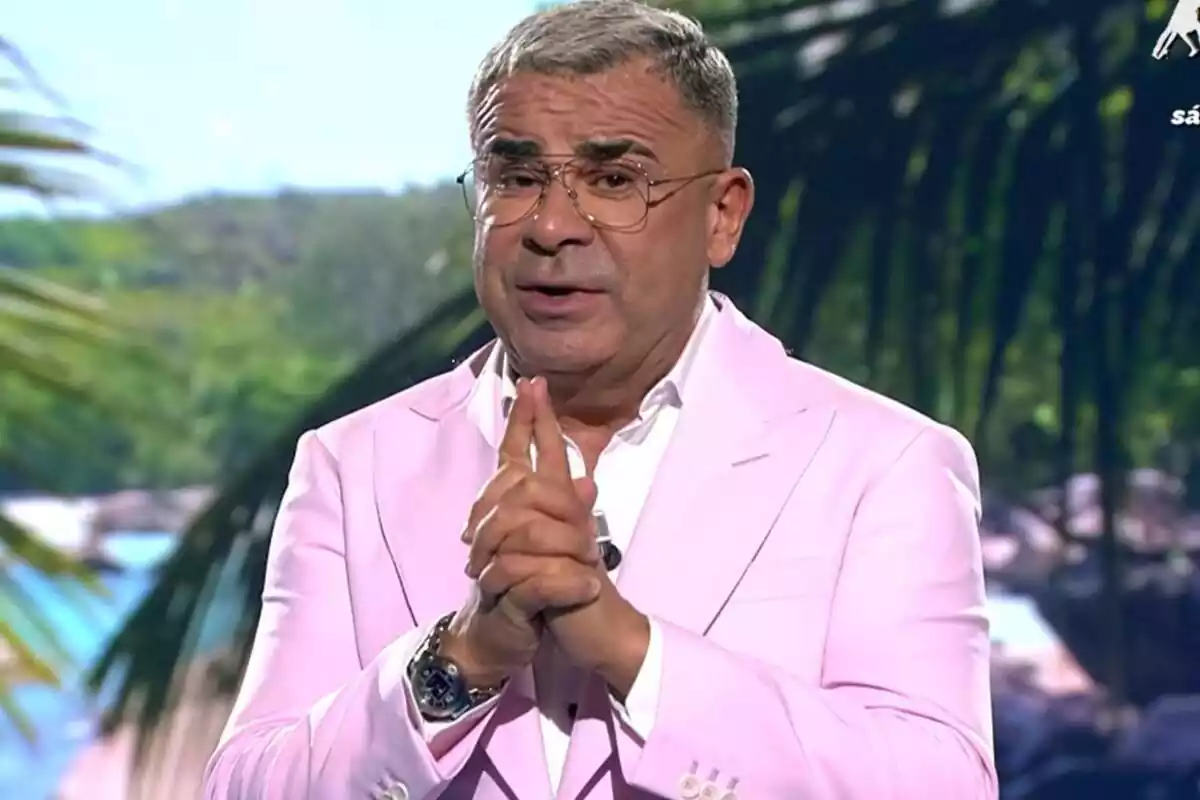 Captura de Jorge Javier Vázquez con una americana rosa presento la sexta gala de Supervivientes Captura de Jorge Javier Vázquez con una americana rosa presento la sexta gala de Supervivientes