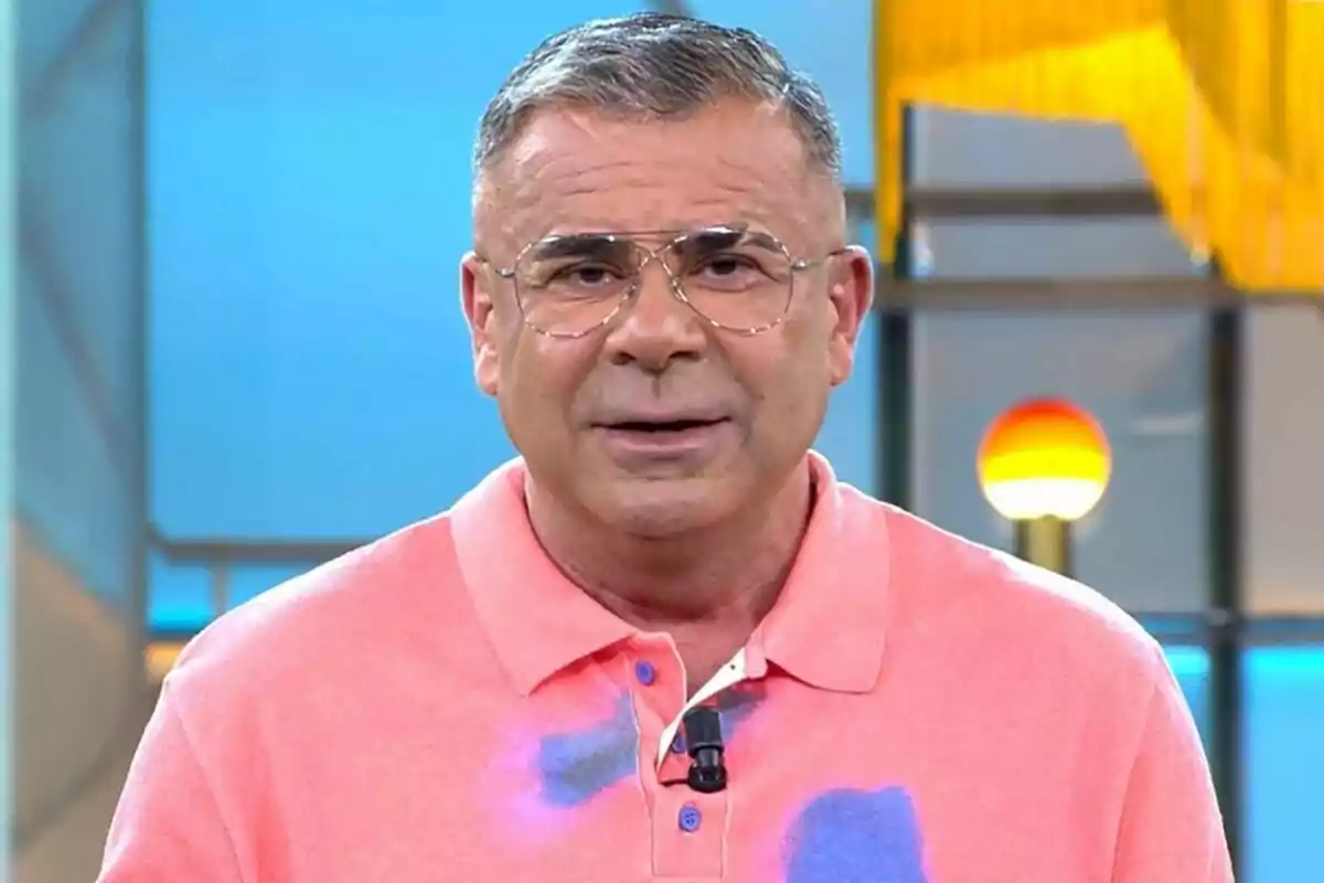 Captura de Jorge Javier Vázquez amb ulleres i camisa rosa a El Diario de Jorge Captura de Jorge Javier Vázquez amb ulleres i camisa rosa a El Diario de Jorge