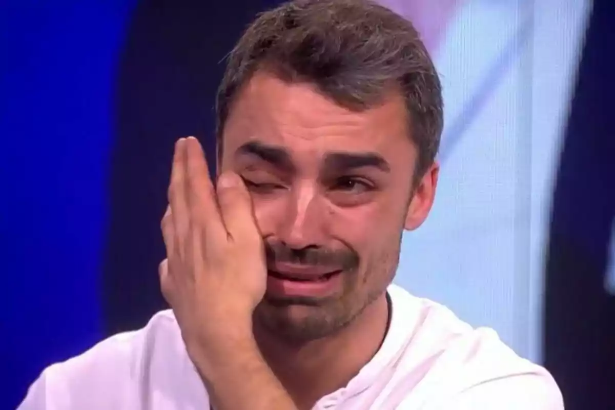 Jorge amb expressió de plor s'asseca les llàgrimes amb la mà a la casa de Gran Hermano. Jorge amb expressió de plor s'asseca les llàgrimes amb la mà a la casa de Gran Hermano.