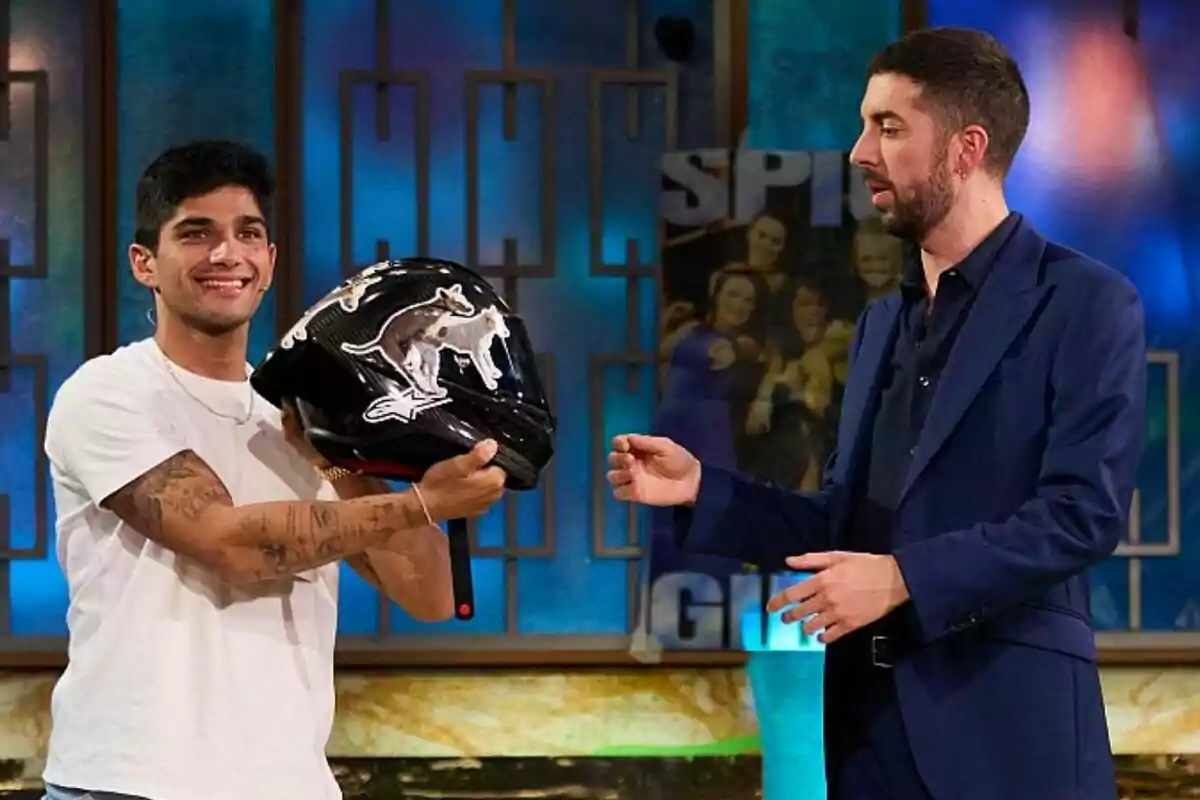 Jorge Martín y David Broncano en La Revuelta, una de ellas sostiene un casco negro decorado con imágenes de canguros.
