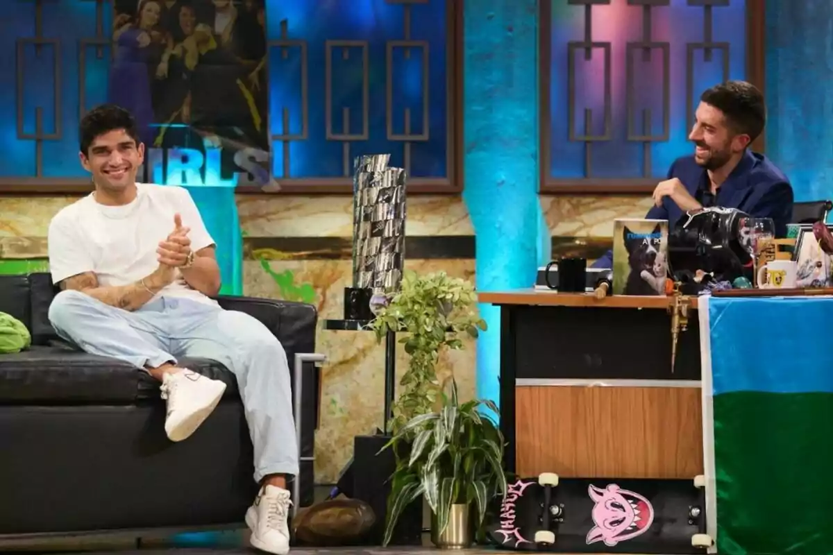 Jorge Martín y David Broncano conversan y sonríen en La Revuelta decorado con plantas y objetos variados. Jorge Martín y David Broncano conversan y sonríen en La Revuelta decorado con plantas y objetos variados.