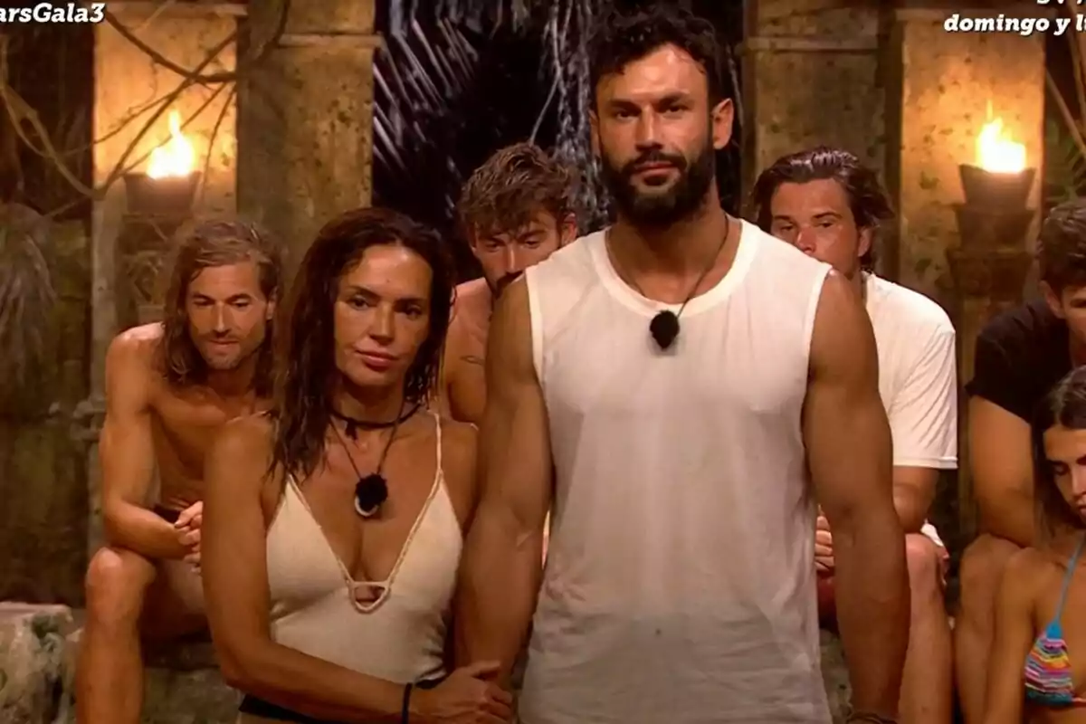 Captura de Olga Moreno y Jorge Pérez, uno de ellos con una camiseta blanca sin mangas y la otra con un top blanco, en la palapa de Supervivientes Captura de Olga Moreno y Jorge Pérez, uno de ellos con una camiseta blanca sin mangas y la otra con un top blanco, en la palapa de Supervivientes