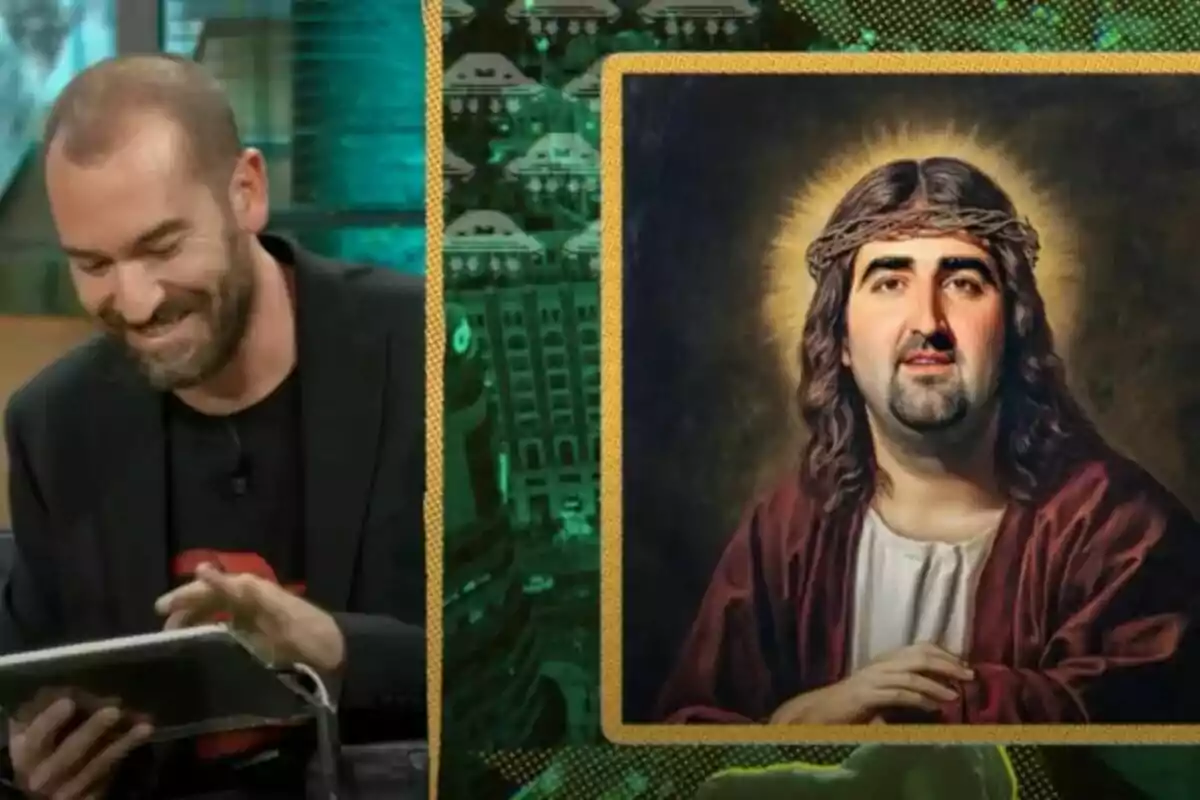 Jorge Ponce somrient amb barba i jaqueta fosca sosté una tauleta mentre observa una imatge d'una figura religiosa amb una corona d'espines i un halo a La Revuelta. Jorge Ponce somrient amb barba i jaqueta fosca sosté una tauleta mentre observa una imatge d'una figura religiosa amb una corona d'espines i un halo a La Revuelta.