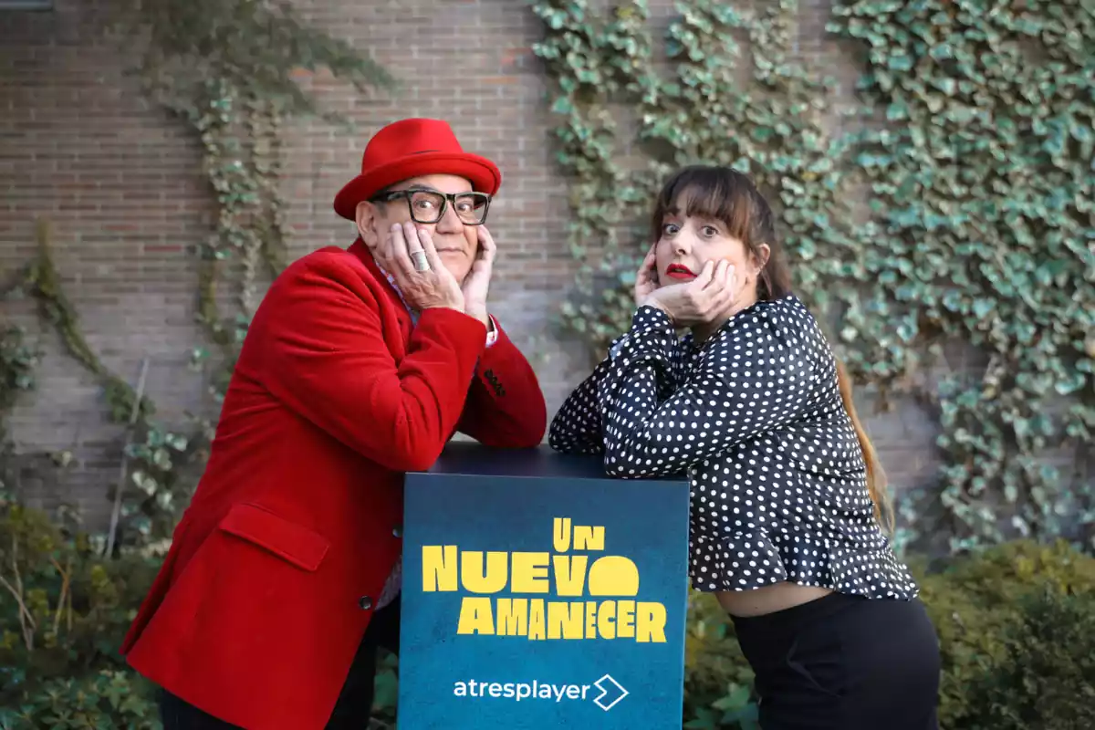 Fotografía de José Corbacho y Yolanda Ramos en la presentación de Un nuevo amanecer Fotografía de José Corbacho y Yolanda Ramos en la presentación de Un nuevo amanecer