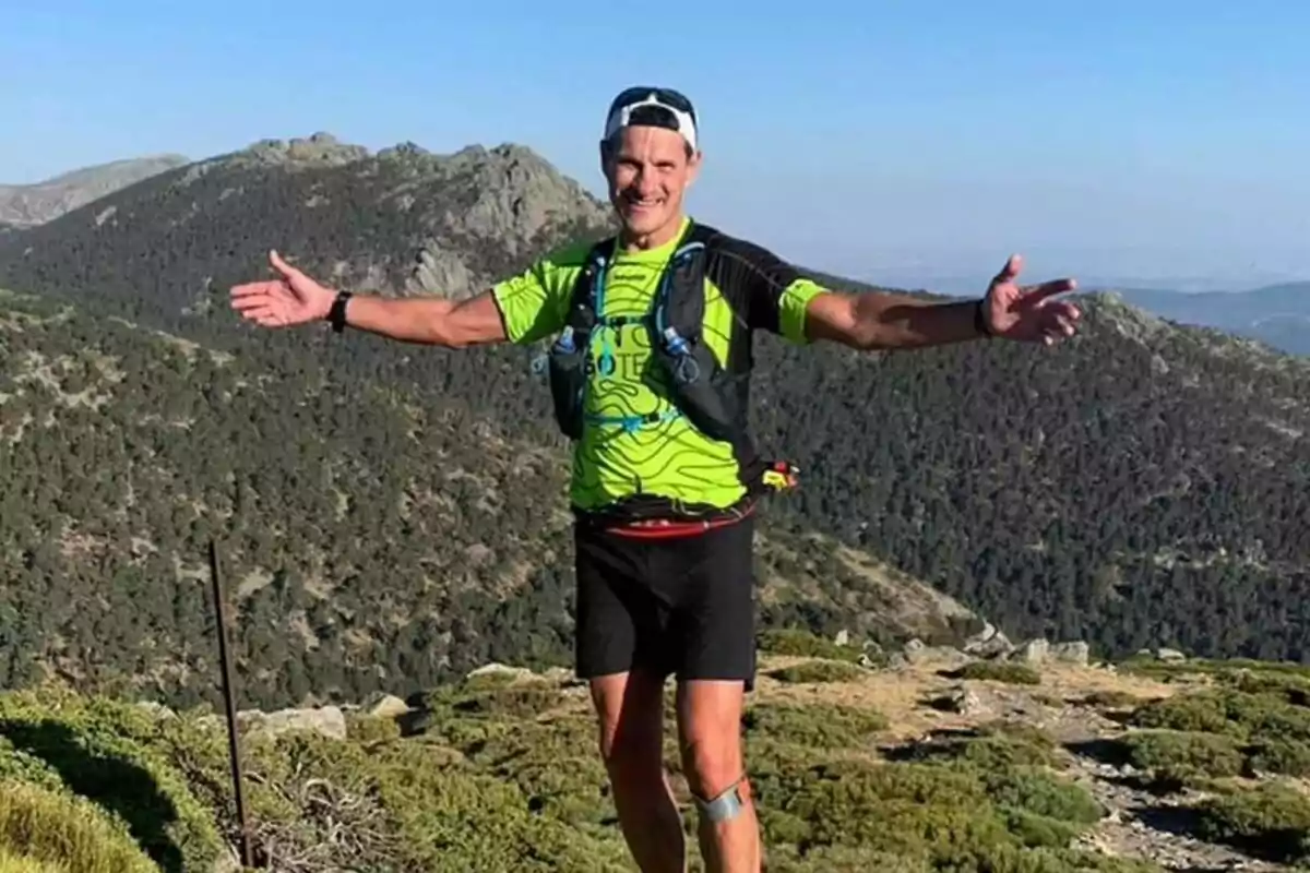 Fotografía de José Luis García con ropa deportiva y brazos extendidos en un paisaje montañoso. Fotografía de José Luis García con ropa deportiva y brazos extendidos en un paisaje montañoso.
