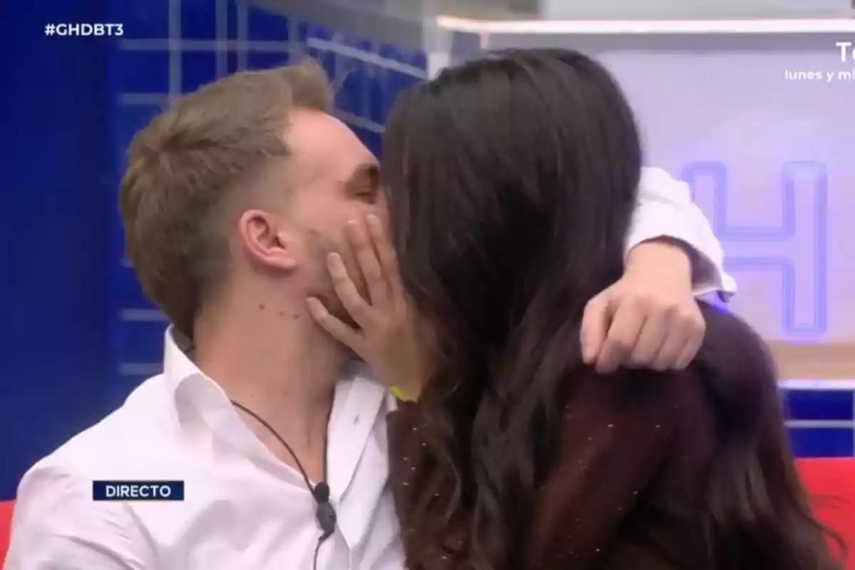 El primer beso público de José María Almoguera y María la Jerezana en 'GH DÚO' El primer beso público de José María Almoguera y María la Jerezana en 'GH DÚO'