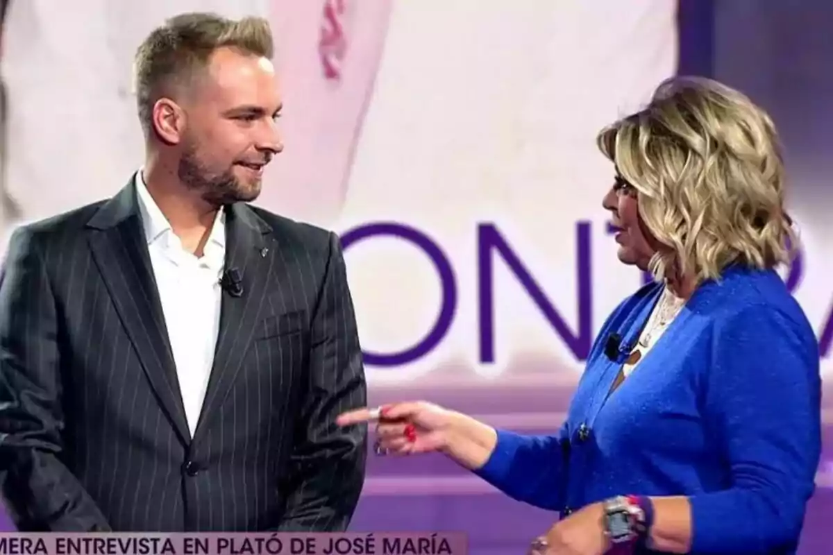 José María Almoguera y Terelu Campos conversan en el plató de De Viernes, una de ellas lleva un traje a rayas y la otra un conjunto azul. José María Almoguera y Terelu Campos conversan en el plató de De Viernes, una de ellas lleva un traje a rayas y la otra un conjunto azul.