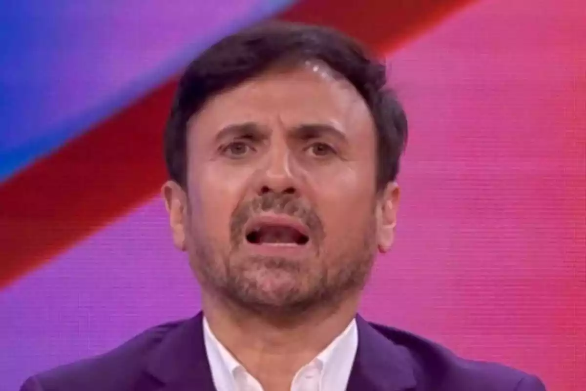 Captura de 'José Mota Live Show' con José Mota con rostro neutro presentando el 10 de agosto de 2023 Captura de 'José Mota Live Show' con José Mota con rostro neutro presentando el 10 de agosto de 2023