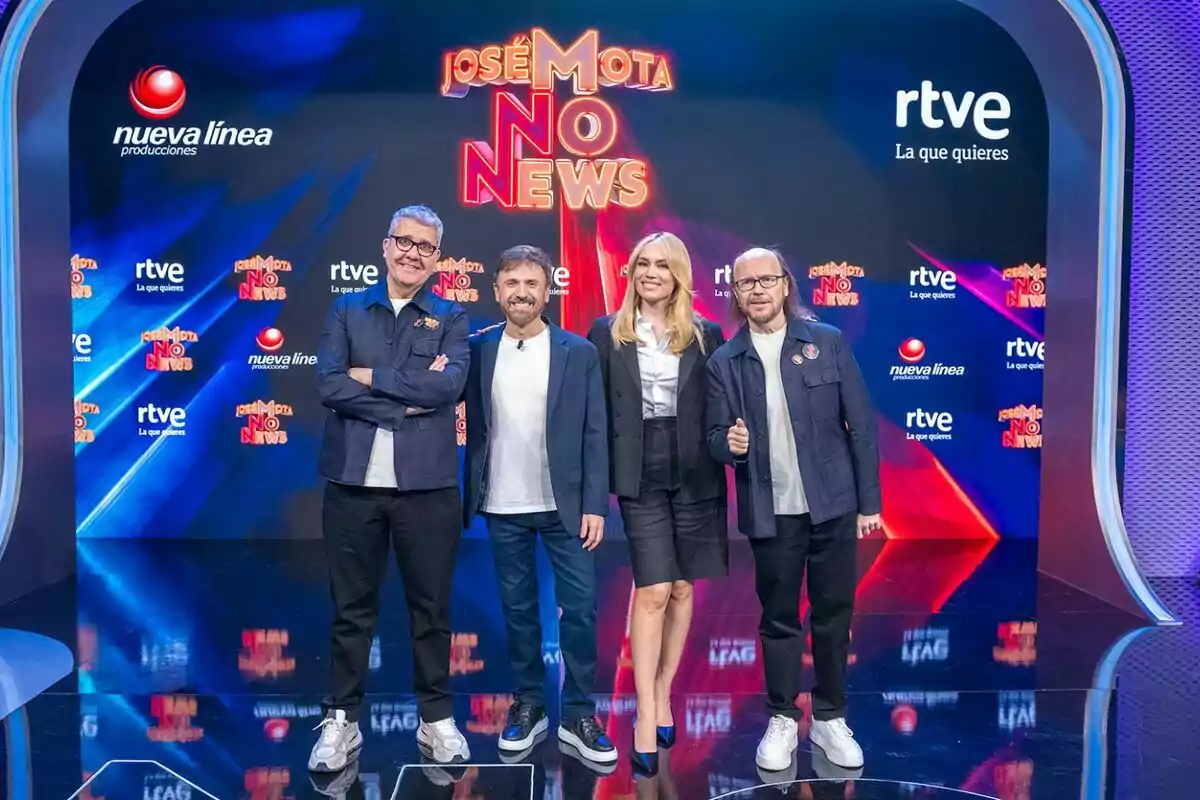 Florentino Fernández, José Mota, Patricia Conde y Santiago Segura posando frente a un fondo con logotipos de Florentino Fernández, José Mota, Patricia Conde y Santiago Segura posando frente a un fondo con logotipos de