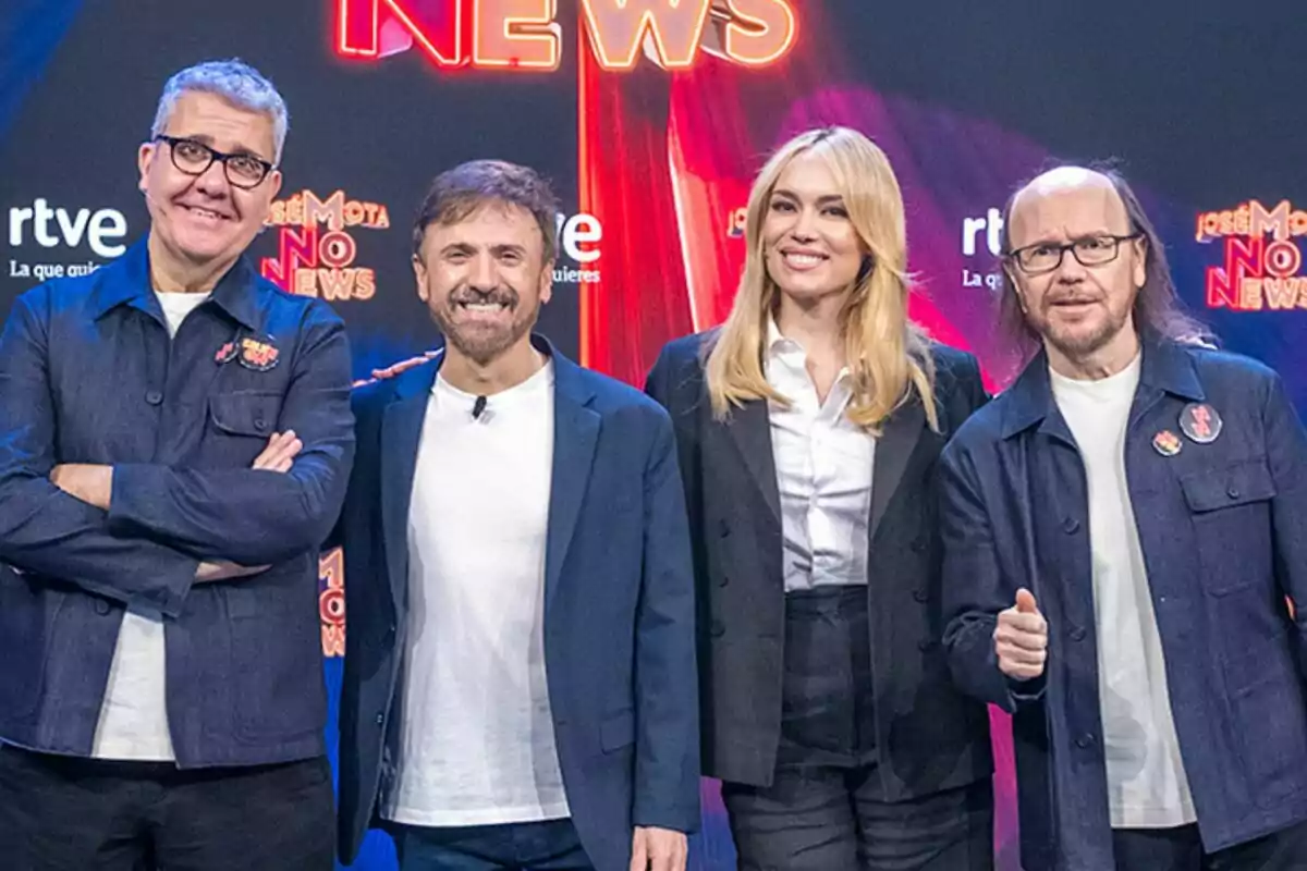 Florentino Fernández, José Mota, Patricia Conde i Santiago Segura persones posant davant d'un fons amb llums de neó i logotips de televisió en la presentació de José Mota No News. Florentino Fernández, José Mota, Patricia Conde i Santiago Segura persones posant davant d'un fons amb llums de neó i logotips de televisió en la presentació de José Mota No News.
