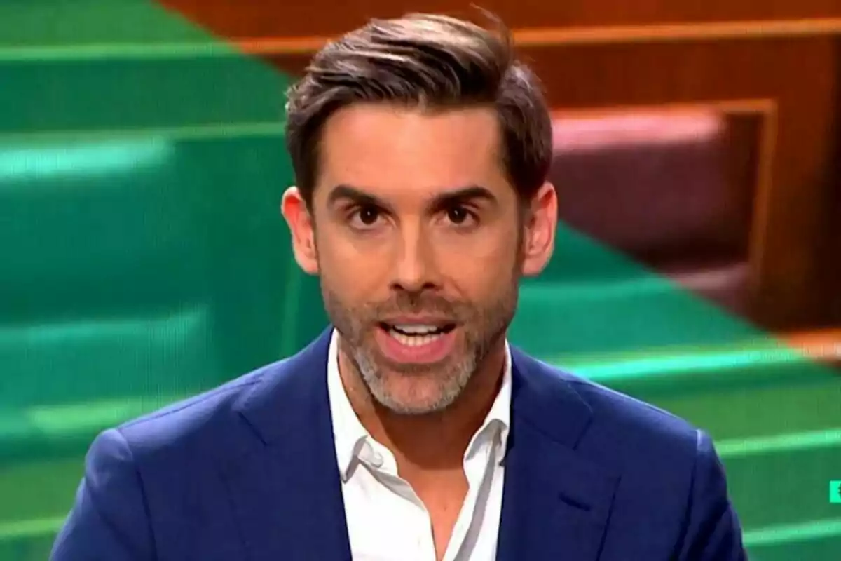 José Yélamo amb barba i cabell fosc porta un vestit blau i camisa blanca mentre parla davant d'un fons verd al plató de laSexta Xplica. José Yélamo amb barba i cabell fosc porta un vestit blau i camisa blanca mentre parla davant d'un fons verd al plató de laSexta Xplica.