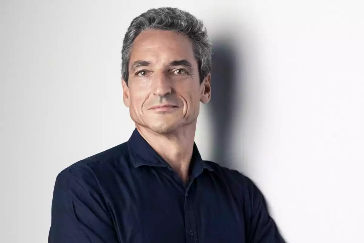 Juan Baixeras de cabello canoso y camisa oscura mira a la cámara con una expresión seria. Juan Baixeras de cabello canoso y camisa oscura mira a la cámara con una expresión seria.