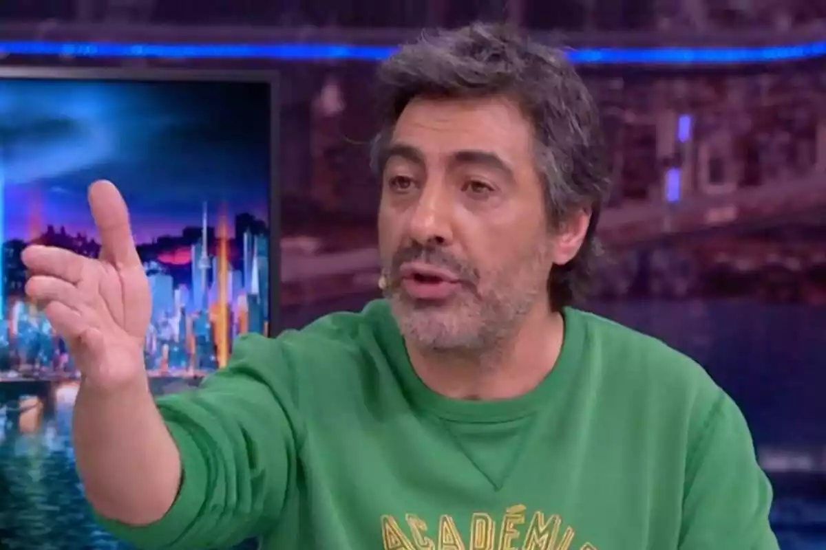 Captura de Juan del Val con la mano levantada en El Hormiguero Captura de Juan del Val con la mano levantada en El Hormiguero