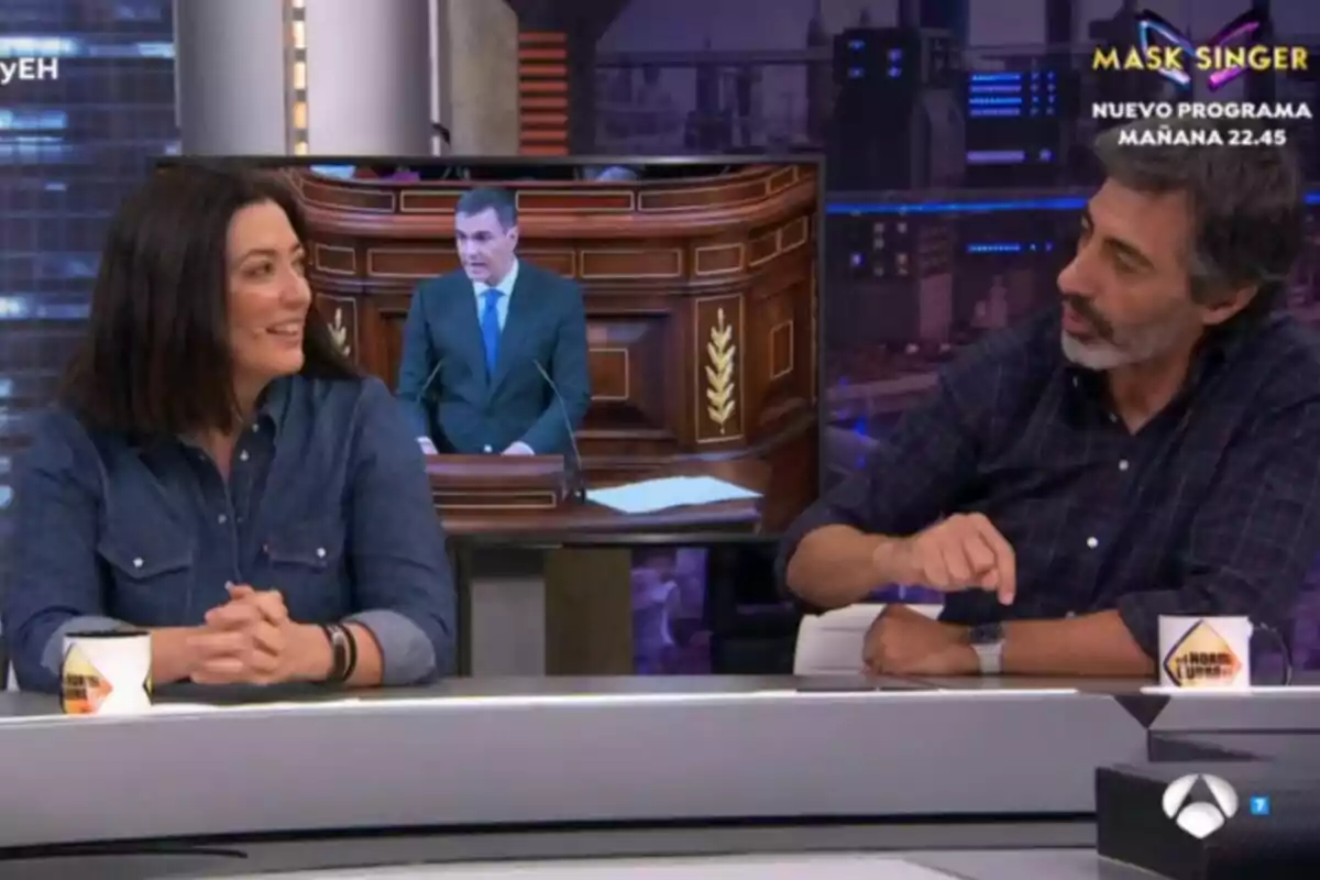 Juan del Val y María Dabán conversan en la tertulia de El Hormiguero con una pantalla detrás que muestra a Pedro Sánchez hablando en un podio. Juan del Val y María Dabán conversan en la tertulia de El Hormiguero con una pantalla detrás que muestra a Pedro Sánchez hablando en un podio.