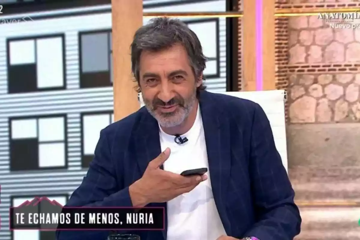 Juan del Val, sustituyendo a su mujer, Nuria Roca, en 'La Roca' Juan del Val, sustituyendo a su mujer, Nuria Roca, en 'La Roca'