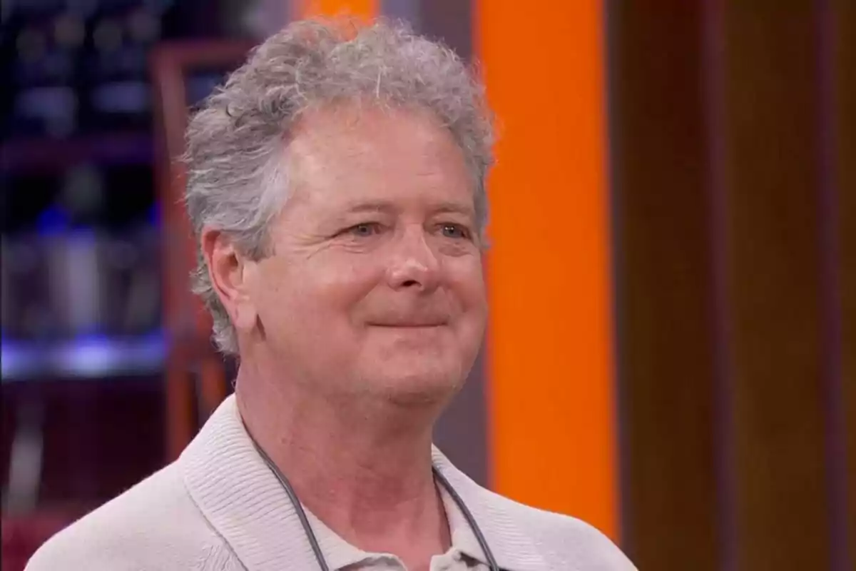Juan Luis Cano de cabello canoso y rizado sonríe mientras mira hacia adelante, con un fondo desenfocado de colores cálidos como expulsado de MasterChef Celebrity. Juan Luis Cano de cabello canoso y rizado sonríe mientras mira hacia adelante, con un fondo desenfocado de colores cálidos como expulsado de MasterChef Celebrity.