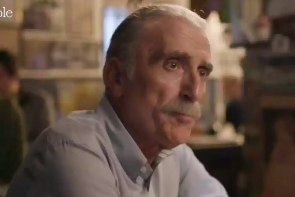 Juan y Medio amb bigoti i cabell canós està assegut en un ambient interior, mirant cap a un costat a Lo de Évole.