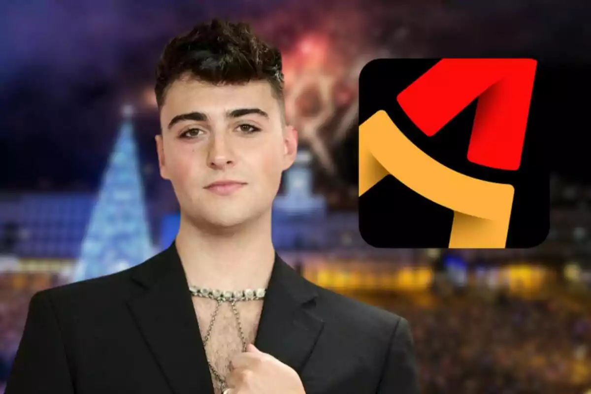 Juanjo Bona joven con cabello oscuro y chaqueta negra posa frente a un fondo borroso con luces y un logotipo de Aragón TV colorido.