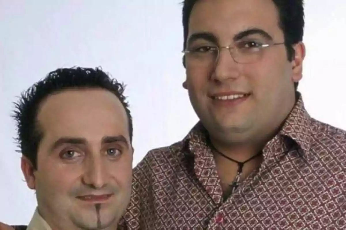 Juanma García y David Cereceda posando juntos para una foto con fondo blanco en La casa de tu vida Juanma García y David Cereceda posando juntos para una foto con fondo blanco en La casa de tu vida