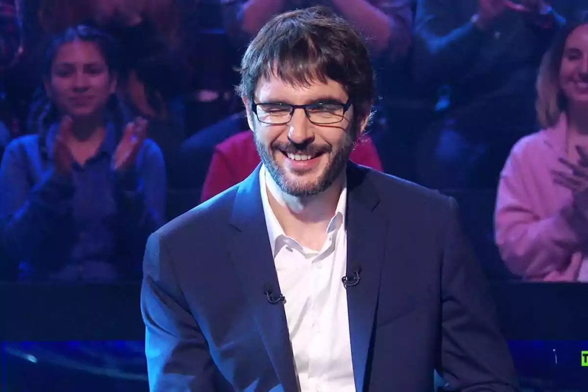 Juanra Bonet guiñando un ojo en ¿Quién quiere ser millonario? en Antena 3 Juanra Bonet guiñando un ojo en ¿Quién quiere ser millonario? en Antena 3