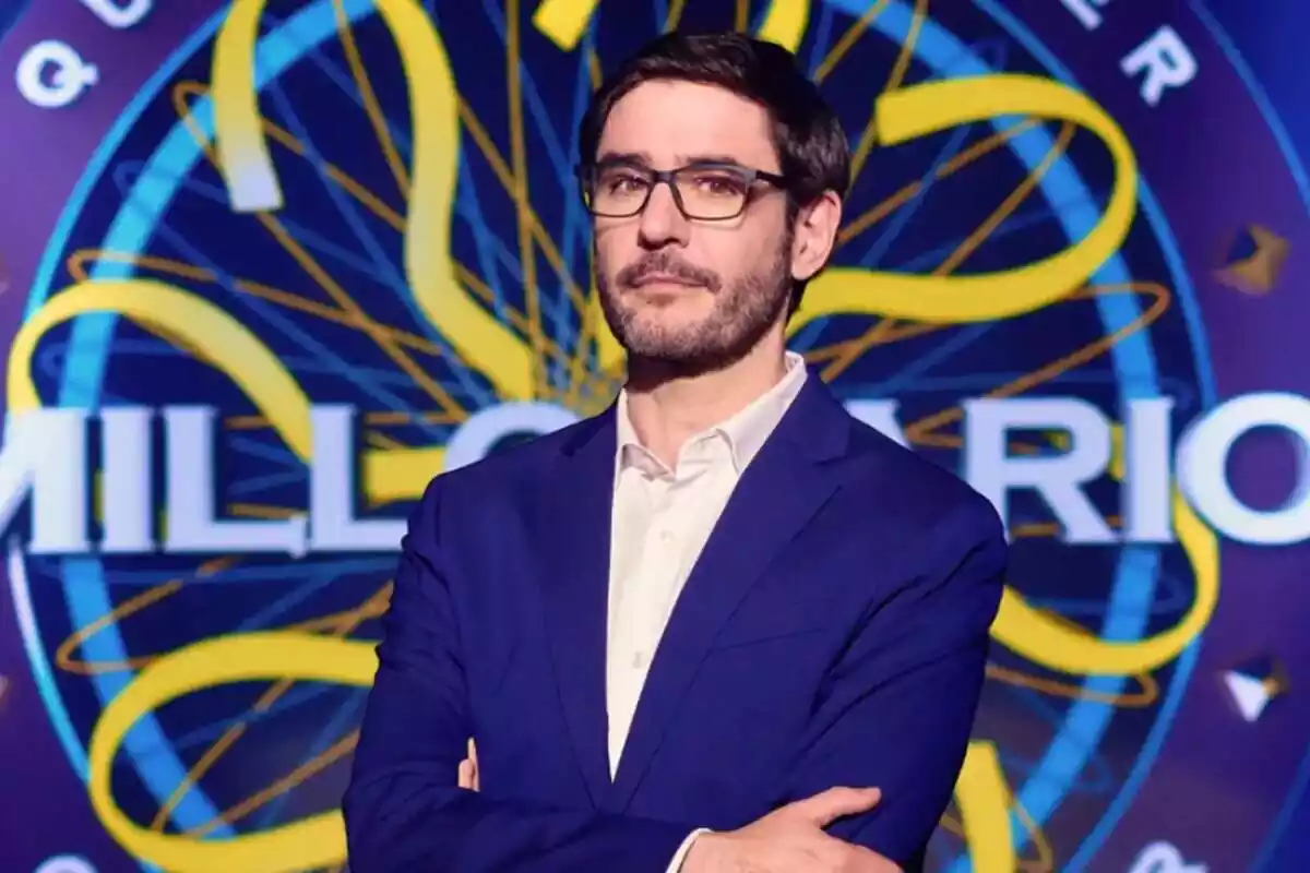 Posado de Juanra Bonet como presentador de ¿Quién quiere ser millonario? en Antena 3