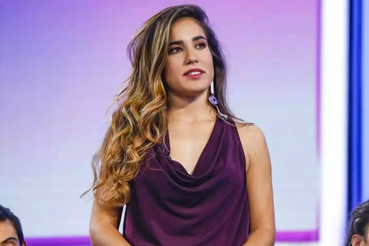 Fotografía de Julia Medina de pie con un vestido morado en OT 2018 Fotografía de Julia Medina de pie con un vestido morado en OT 2018
