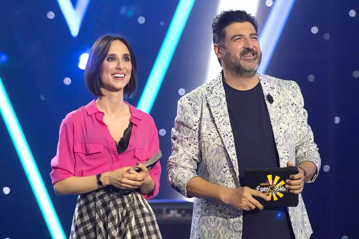 Fotografía de Tony Aguilar y Julia Varela como comentaristas de Eurovisión en La 1 Fotografía de Tony Aguilar y Julia Varela como comentaristas de Eurovisión en La 1