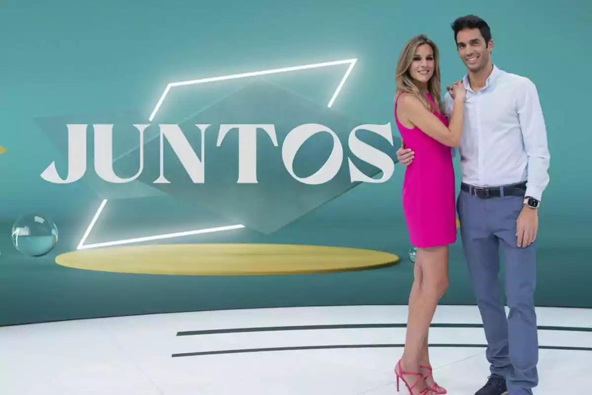 Santi Burgoa y María Gracia posan juntas frente a un fondo verde con la palabra Santi Burgoa y María Gracia posan juntas frente a un fondo verde con la palabra
