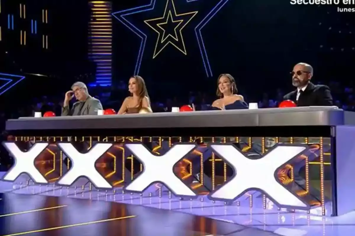 Florentino Fernández, Paula Echevarría, Tamara Falcó y RIsto Mejide sentados detrás de una mesa con grandes letras X iluminadas en un escenario de Got Talent. Florentino Fernández, Paula Echevarría, Tamara Falcó y RIsto Mejide sentados detrás de una mesa con grandes letras X iluminadas en un escenario de Got Talent.