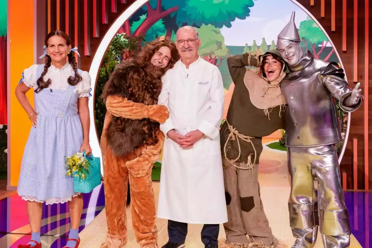 Samantha Vallejo-Nágera, Pepe Rodríguez, Marina Rivers y Jordi Cruz de personas disfrazadas de personajes de Samantha Vallejo-Nágera, Pepe Rodríguez, Marina Rivers y Jordi Cruz de personas disfrazadas de personajes de