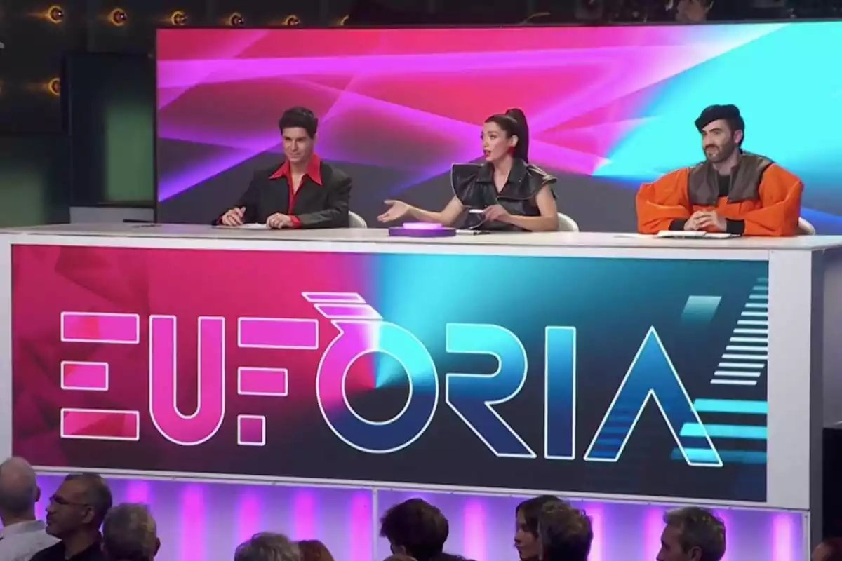 Captura de Alfred García, Carol Rovira y Albert Sala en la mesa del jurado de Eufòria durante la segunda gala de la tercera edición Captura de Alfred García, Carol Rovira y Albert Sala en la mesa del jurado de Eufòria durante la segunda gala de la tercera edición