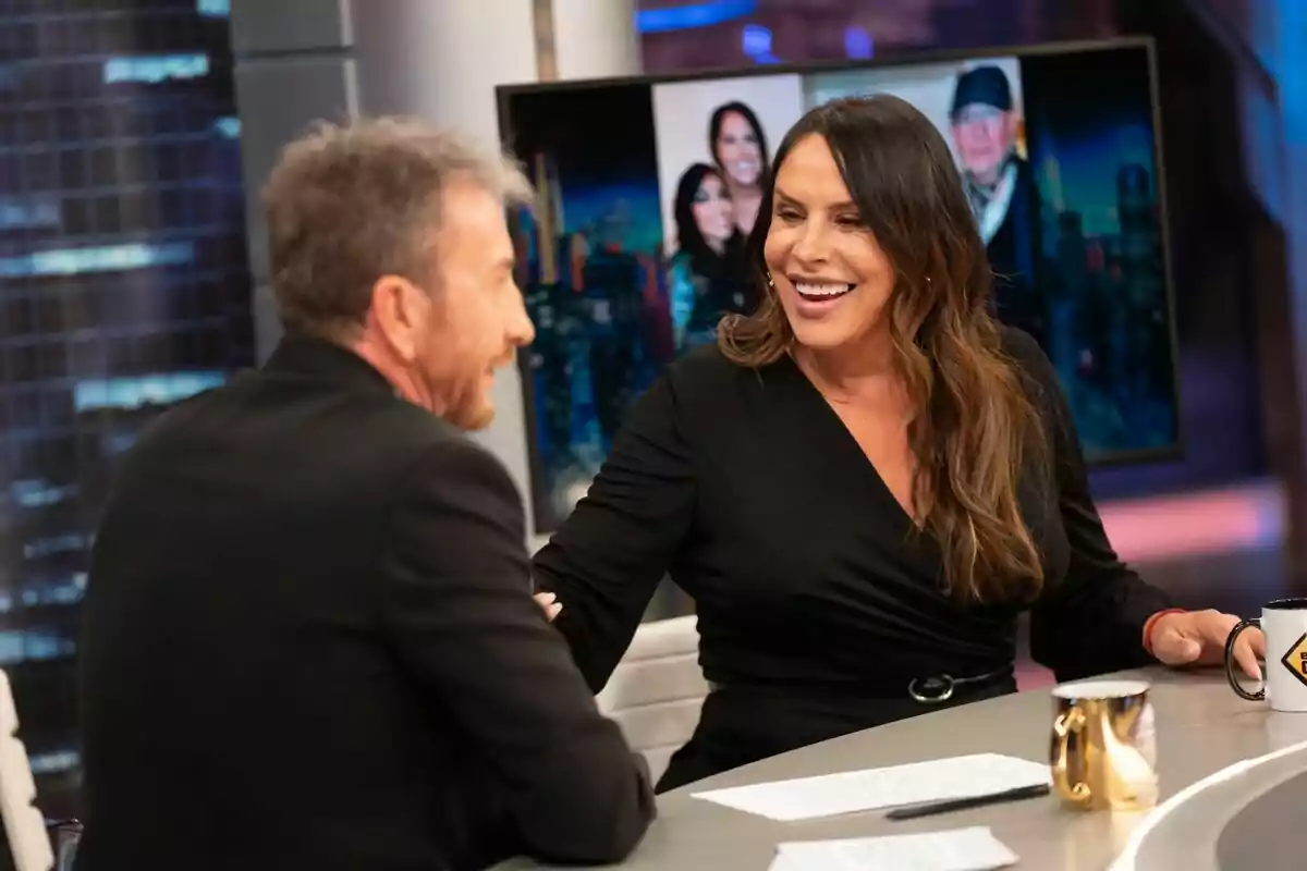 Pablo Motos y Karla Sofía Gascón conversan y sonríen en El Hormiguero con una pantalla de fondo. Pablo Motos y Karla Sofía Gascón conversan y sonríen en El Hormiguero con una pantalla de fondo.