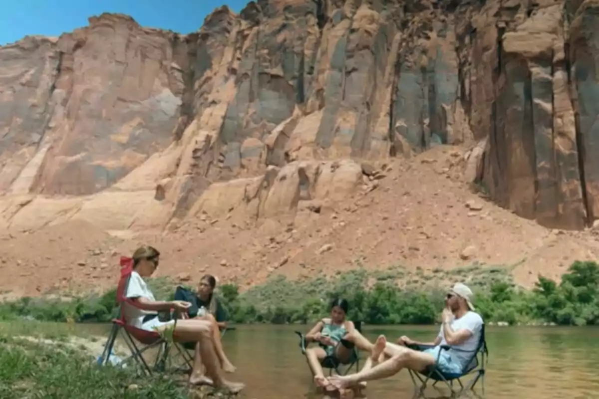 Susana Saborido, Joaquín Sánchez, Salma Sánchez y Daniela Sánchez en sillas plegables junto a un río con un fondo de acantilados rocosos en 'El Capitán en América'. Susana Saborido, Joaquín Sánchez, Salma Sánchez y Daniela Sánchez en sillas plegables junto a un río con un fondo de acantilados rocosos en 'El Capitán en América'.