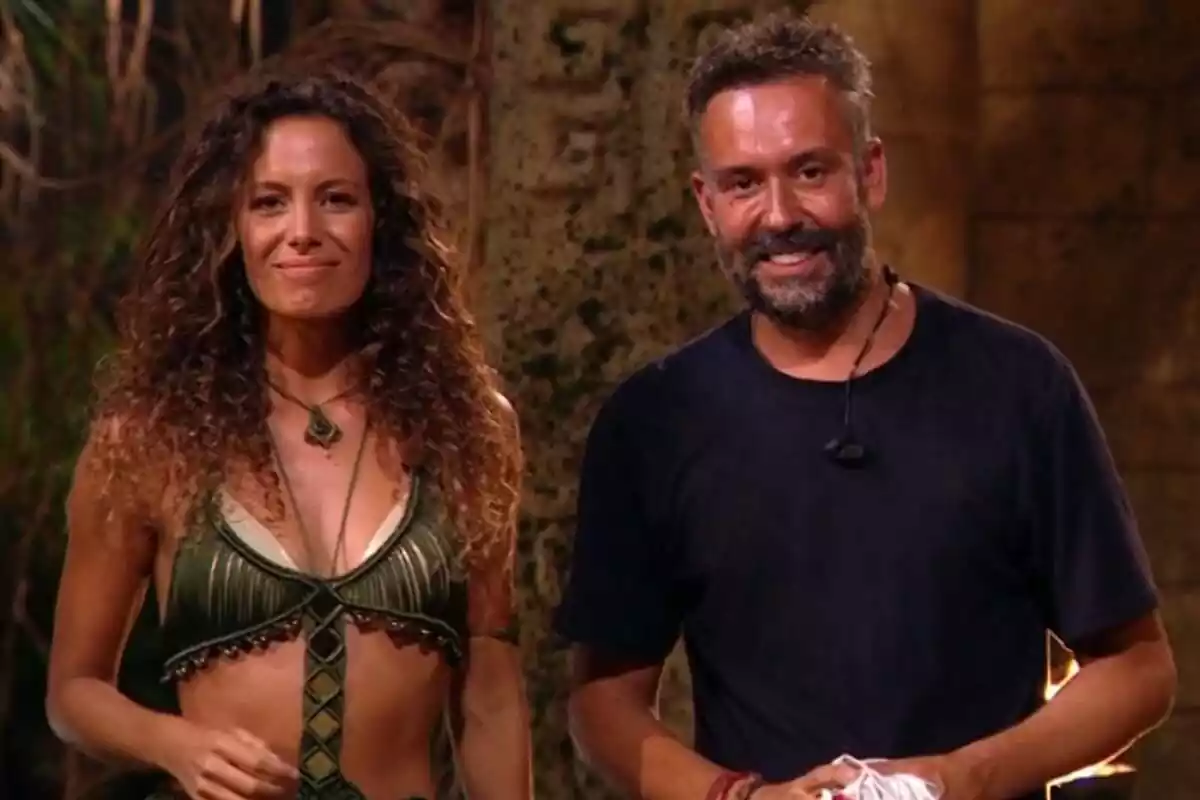 Captura de Kike Calleja junto a Laura Madrueño en la palapa de Supervivientes Captura de Kike Calleja junto a Laura Madrueño en la palapa de Supervivientes
