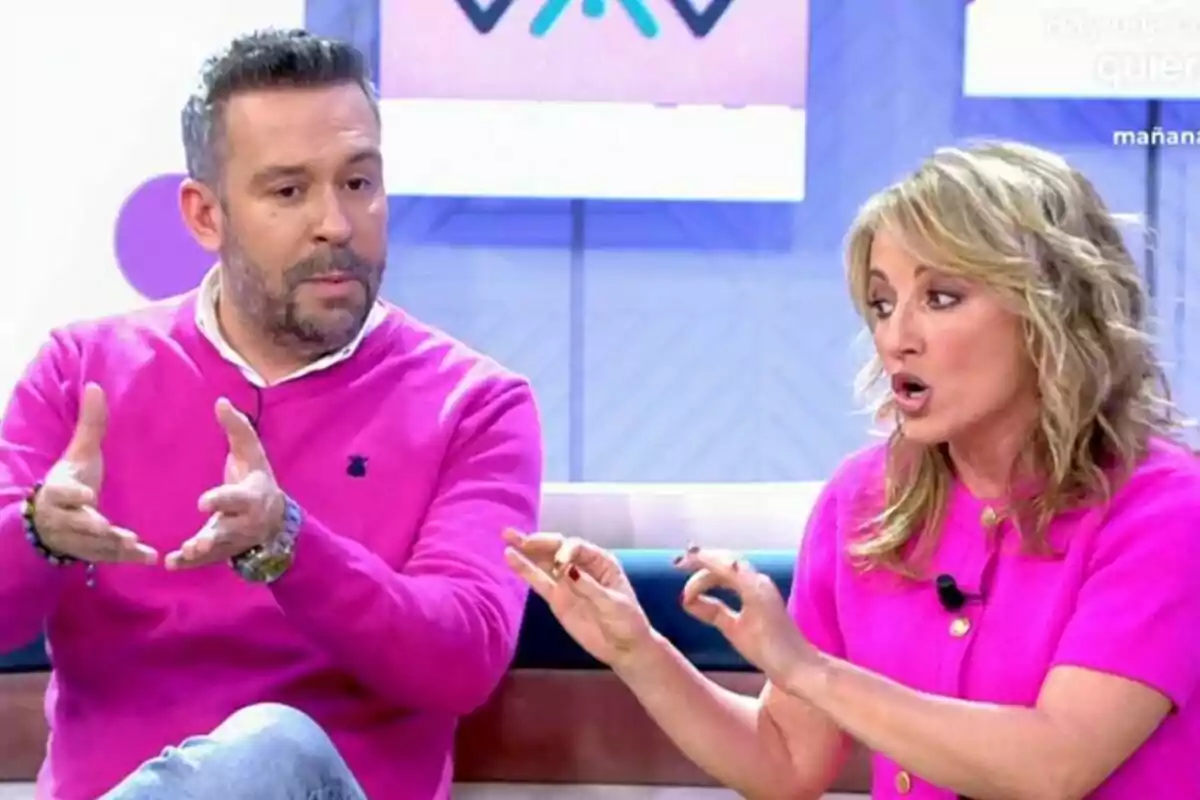 Sandra Aladro y Kike Calleja sentadas en Vamos a ver conversando animadamente mientras visten suéteres rosas.