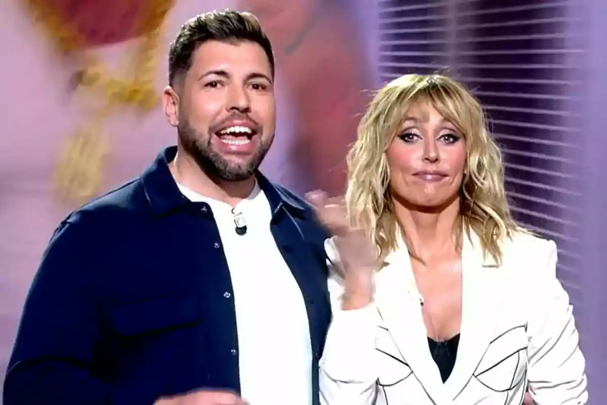 Emma García i Kike Quintana a Festa, una d'elles està parlant mentre l'altra somriu, tots dos estan ben il·luminats i vesteixen roba casual elegant. Emma García i Kike Quintana a Festa, una d'elles està parlant mentre l'altra somriu, tots dos estan ben il·luminats i vesteixen roba casual elegant.
