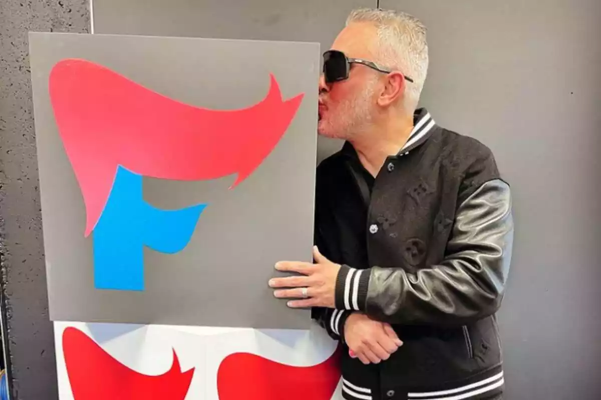 Fotografía de Kiko Hernández besando el logo de Fabricantes Studio Fotografía de Kiko Hernández besando el logo de Fabricantes Studio
