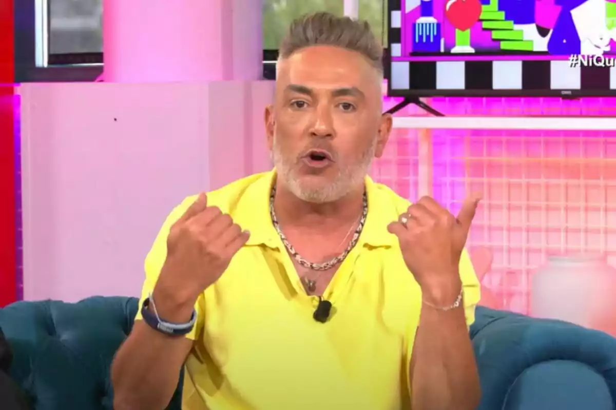 Plano corto de Kiko Hernández con camisa amarilla y barba canosa gesticulando con las manos mientras habla en 'Ni que fuéramos Shhh' el pasado 3 de septiembre de 2024. Plano corto de Kiko Hernández con camisa amarilla y barba canosa gesticulando con las manos mientras habla en 'Ni que fuéramos Shhh' el pasado 3 de septiembre de 2024.