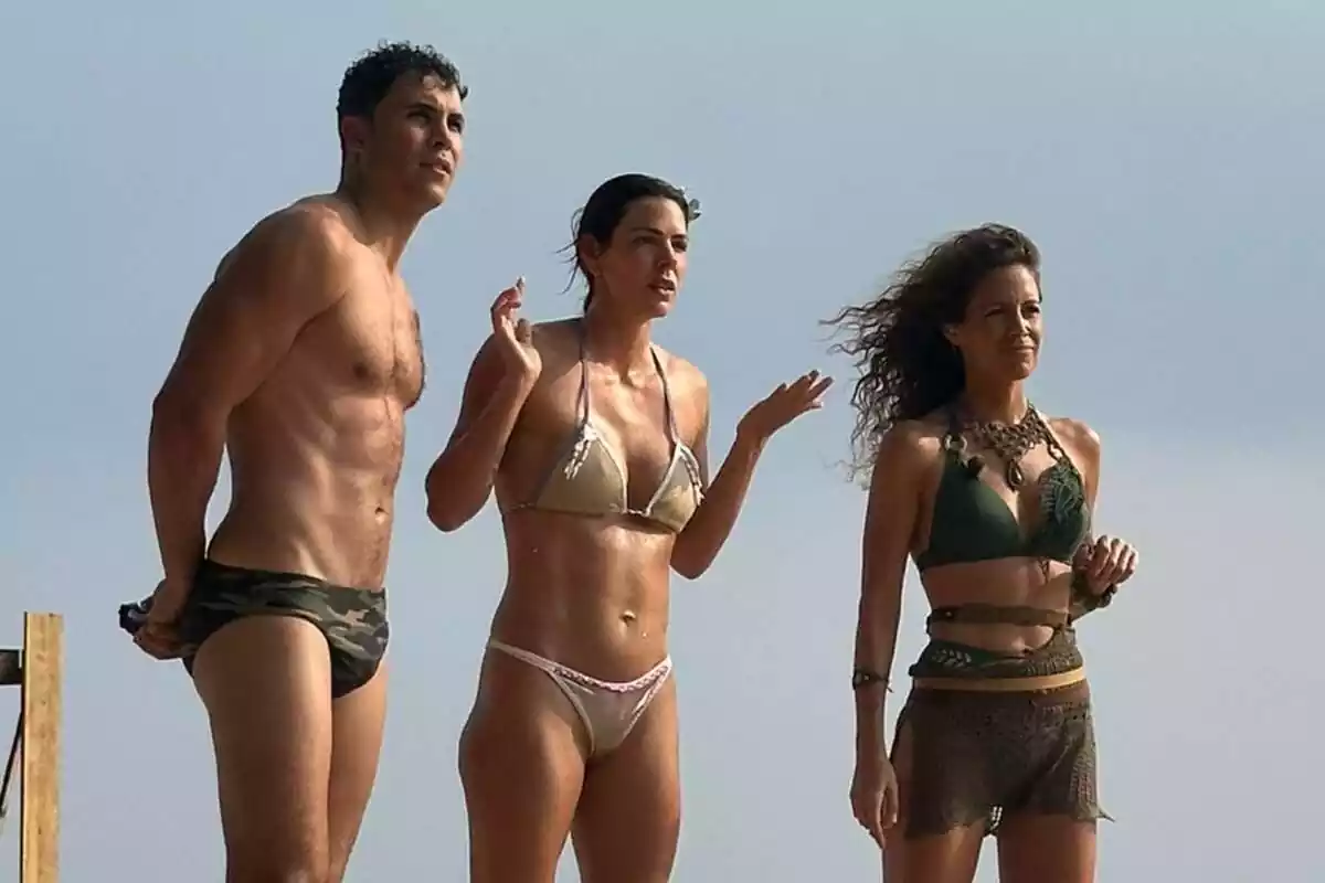 Captura de Kiko Jiménez y Laura Matamoros junto a Laura Madrueño en Supervivientes Captura de Kiko Jiménez y Laura Matamoros junto a Laura Madrueño en Supervivientes