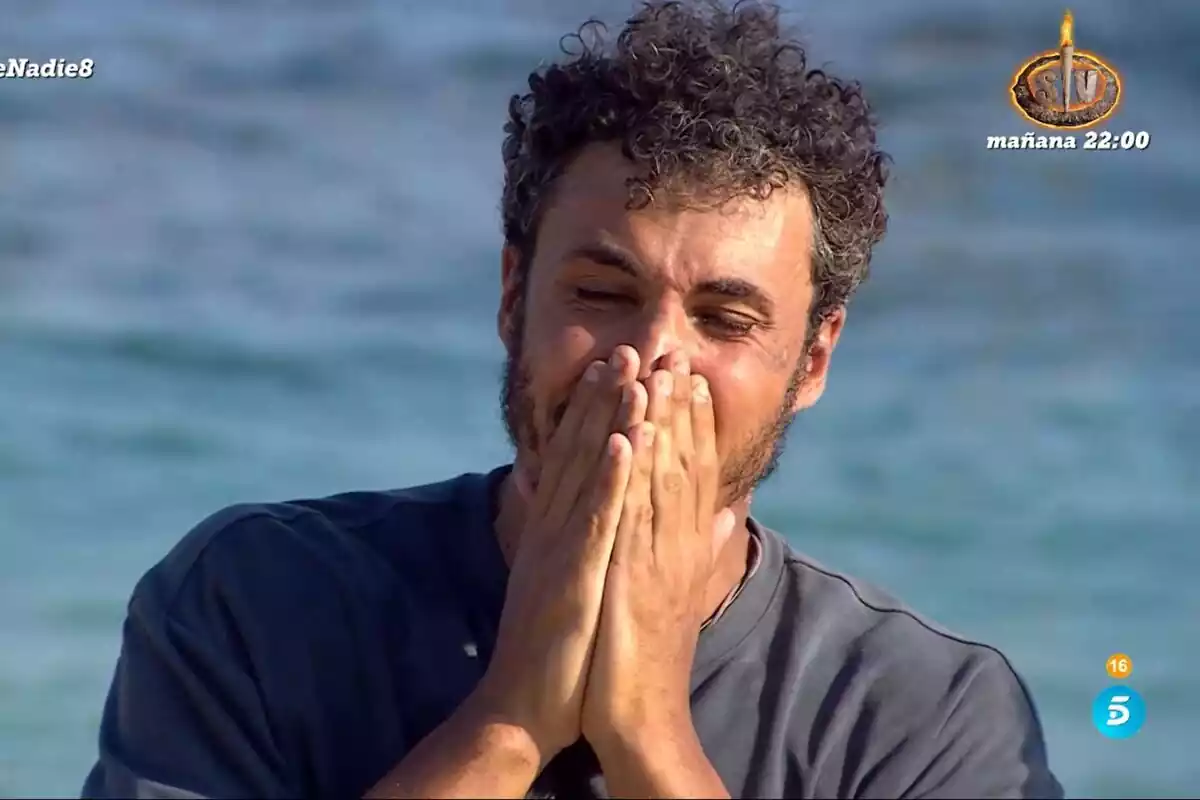 Captura de Kiko Jiménez llorando en la playa de Supervivientes Captura de Kiko Jiménez llorando en la playa de Supervivientes